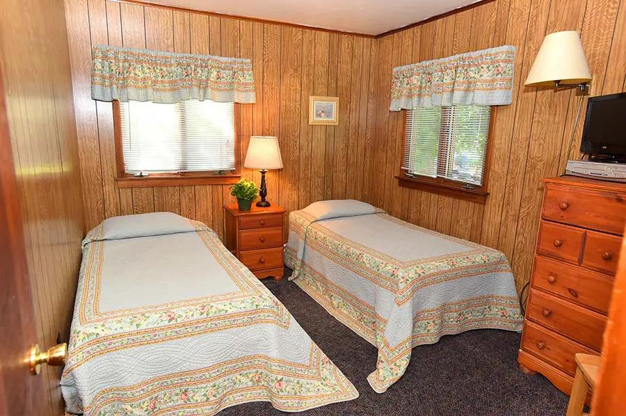 Adirondack Lodge 2nd bedroom with two twin beds